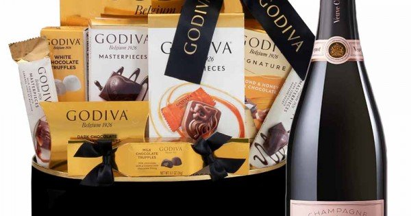 https://www.wineandchampagnegifts.com/image/cache/catalog/champagne-gift-baskets/veuve-clicquot-rose-godiva-black-and-gold-celebration-gift-basket-600x315w.jpg