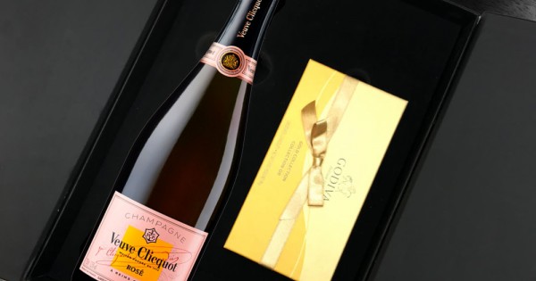 https://www.wineandchampagnegifts.com/image/cache/catalog/champagne-gifts/veuve-clicquot-rose-and-godiva-gift-box-600x315w.jpeg